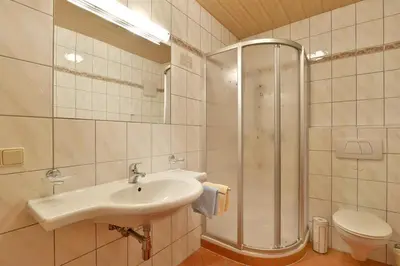 Ein Badezimmer in der Unterkunft Landhaus Alpina