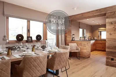 Ein Restaurant oder anderes Speiselokal in der Unterkunft HAHNENKAMM SUITE Central Luxury SKI-IN SKI-OUT with Spa, parking & fireplace