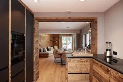 Ein Sitzbereich in der Unterkunft HAHNENKAMM SUITE Central Luxury SKI-IN SKI-OUT with Spa, parking & fireplace