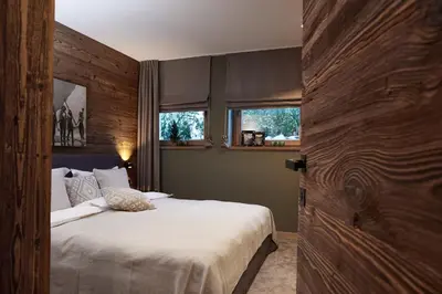 Ein Bett oder Betten in einem Zimmer der Unterkunft HAHNENKAMM SUITE Central Luxury SKI-IN SKI-OUT with Spa, parking & fireplace