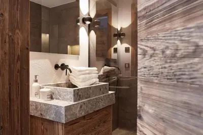 Ein Badezimmer in der Unterkunft HAHNENKAMM SUITE Central Luxury SKI-IN SKI-OUT with Spa, parking & fireplace