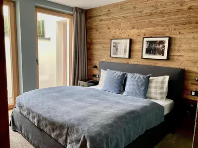 Ein Bett oder Betten in einem Zimmer der Unterkunft HAHNENKAMM SUITE Central Luxury SKI-IN SKI-OUT with Spa, parking & fireplace