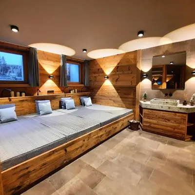 Ein Bett oder Betten in einem Zimmer der Unterkunft HAHNENKAMM SUITE Central Luxury SKI-IN SKI-OUT with Spa, parking & fireplace