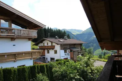 Ein allgemeiner Bergblick oder ein Berglick von des Ferienhauses aus