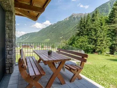 Ein allgemeiner Bergblick oder ein Berglick von des Ferienhauses aus