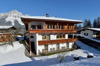 Ein allgemeiner Bergblick oder ein Berglick von der Ferienwohnung aus