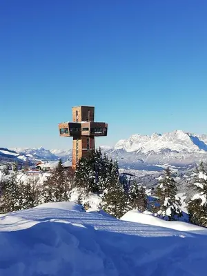 Ein allgemeiner Bergblick oder ein Berglick von des Bauernhofs aus