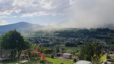 Ein allgemeiner Bergblick oder ein Berglick von der Ferienwohnung aus