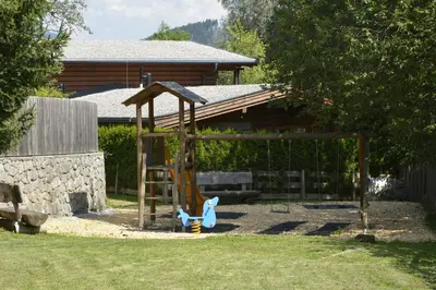 Ein Garten an der Unterkunft Resort Tirol am Wildenbach