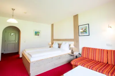 Ein Bett oder Betten in einem Zimmer der Unterkunft dasKAISER - Dein Gartenhotel in Tirol
