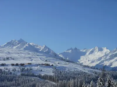 Ein allgemeiner Bergblick oder ein Berglick von des Aparthotels aus
