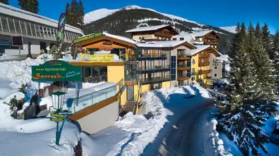 Ein allgemeiner Bergblick oder ein Berglick von des Aparthotels aus