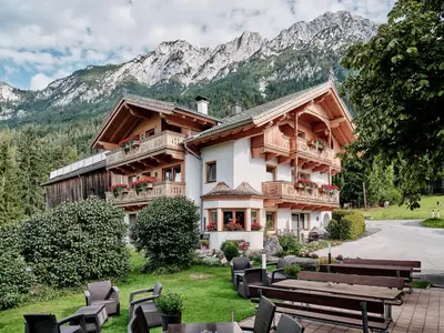 Ein allgemeiner Bergblick oder ein Berglick von der Pension aus