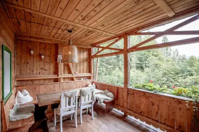Ein Balkon oder eine Terrasse in der Unterkunft Talsenalm Wald Habitat