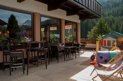 Ein allgemeiner Bergblick oder ein Berglick von des Hotels aus