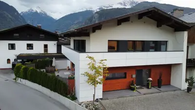 Ein allgemeiner Bergblick oder ein Berglick von des Chalets aus
