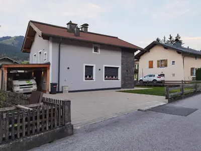 Das Gebäude in dem sich das Ferienhaus befindet