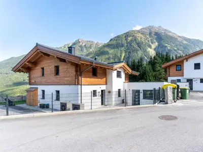 Ein allgemeiner Bergblick oder ein Berglick von des Ferienhauses aus