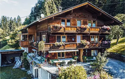 Das Gebäude in dem sich das Ferienhaus befindet