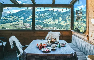 Ein allgemeiner Bergblick oder ein Berglick von des Ferienhauses aus