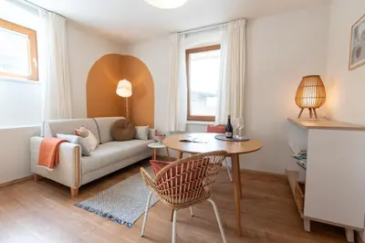 Ein Sitzbereich in der Unterkunft Dorfapartment Achensee