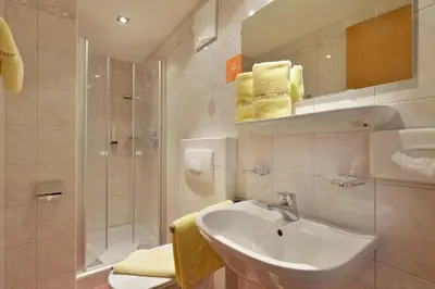 Ein Badezimmer in der Unterkunft Hotel Theresia Garni