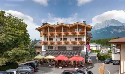 Ein allgemeiner Bergblick oder ein Berglick von des Hotels aus