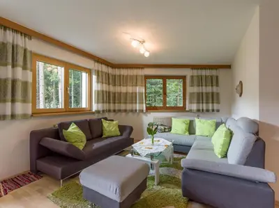 Ein Sitzbereich in der Unterkunft Haus am Waldesrand