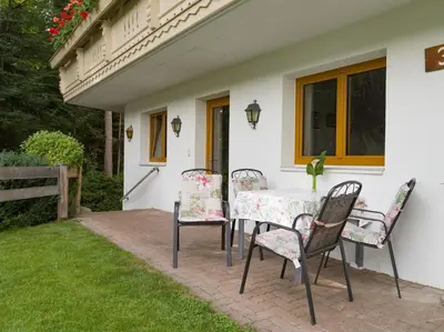 Ein Garten an der Unterkunft Haus am Waldesrand