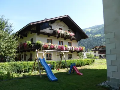 Ein Garten an der Unterkunft Reiserhof