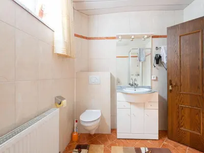 Ein Badezimmer in der Unterkunft Farmhouse in Itter near Ski Slopes