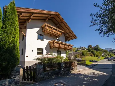 Das Gebäude in dem sich das Ferienhaus befindet