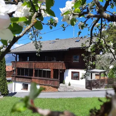 Das Gebäude in dem sich das Ferienhaus befindet