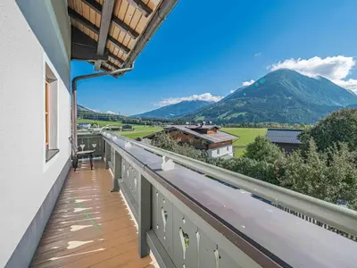 Ein allgemeiner Bergblick oder ein Berglick von des Ferienhauses aus