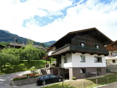 Ein allgemeiner Bergblick oder ein Berglick von des Ferienhauses aus