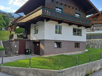 Das Gebäude in dem sich das Ferienhaus befindet