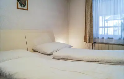 Ein Bett oder Betten in einem Zimmer der Unterkunft Schoene Ferienwohnung-Fuegen