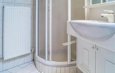 Ein Badezimmer in der Unterkunft Schoene Ferienwohnung-Fuegen
