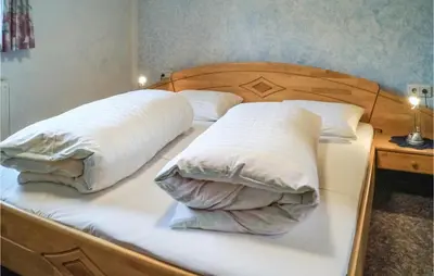 Ein Bett oder Betten in einem Zimmer der Unterkunft Schoene Ferienwohnung-Fuegen