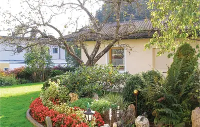 Ein Garten an der Unterkunft Ruhiges Ferienhaus Breitenbach