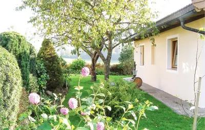 Ein Garten an der Unterkunft Ruhiges Ferienhaus Breitenbach
