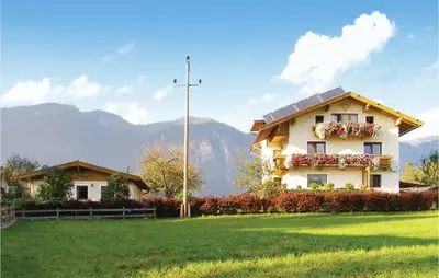 Ein allgemeiner Bergblick oder ein Berglick von des Ferienhauses aus