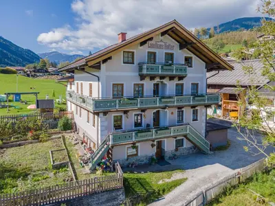 Ein allgemeiner Bergblick oder ein Berglick von des Ferienhauses aus
