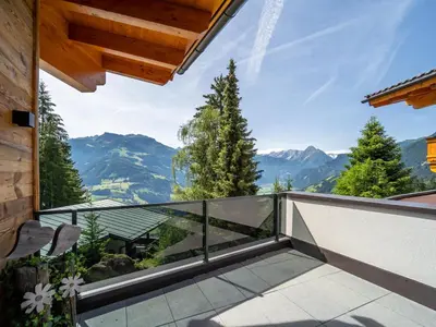 Ein allgemeiner Bergblick oder ein Berglick von des Ferienhauses aus