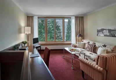 Ein Sitzbereich in der Unterkunft Lebenberg Schlosshotel-Kitzbühel
