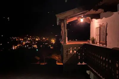 Ein Balkon oder eine Terrasse in der Unterkunft Mountain-view Cottage 15 beds-Pets welcome