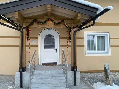 Eine Fassade oder ein Eingang zu Ferienwohnung Wildkogelblick