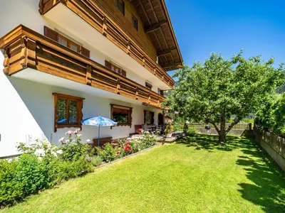 Ein Garten an der Unterkunft Tiroler Gästehaus