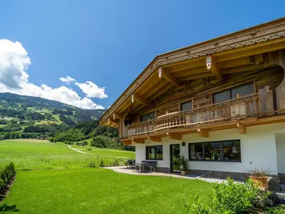 Ein allgemeiner Bergblick oder ein Berglick von des Ferienhauses aus