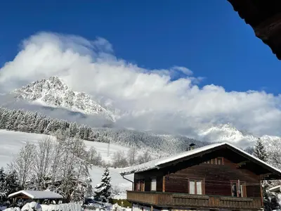Ein allgemeiner Bergblick oder ein Berglick von des Ferienhauses aus